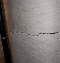 crack in home foundation that needs repair